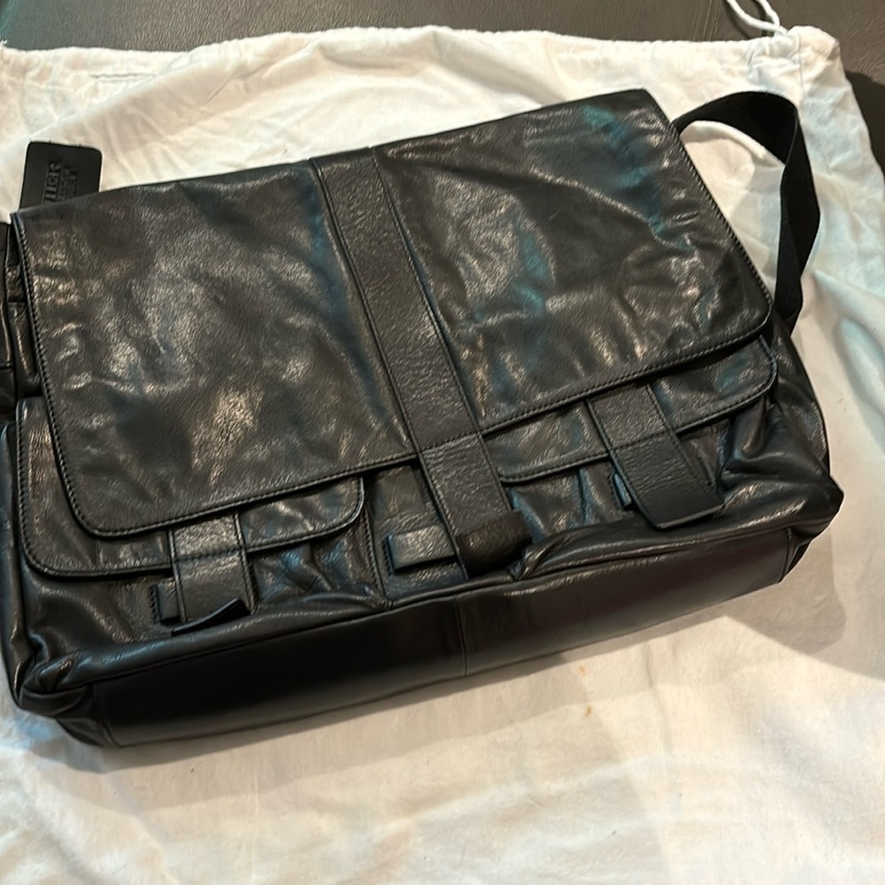 Danier unisex crossbody laptop bag leather black